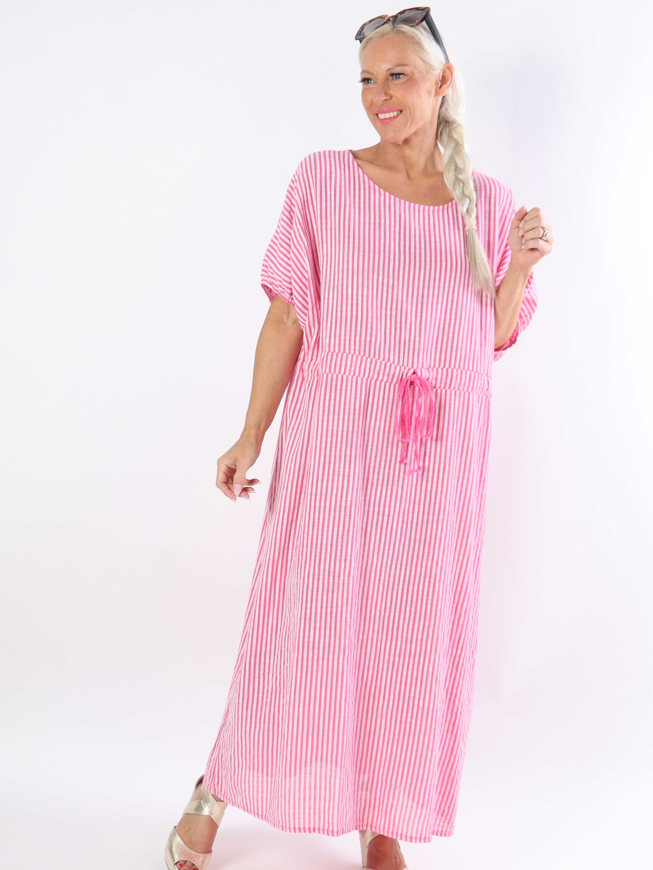 Ellie - Lang plus size kjole med striber og bindebånd